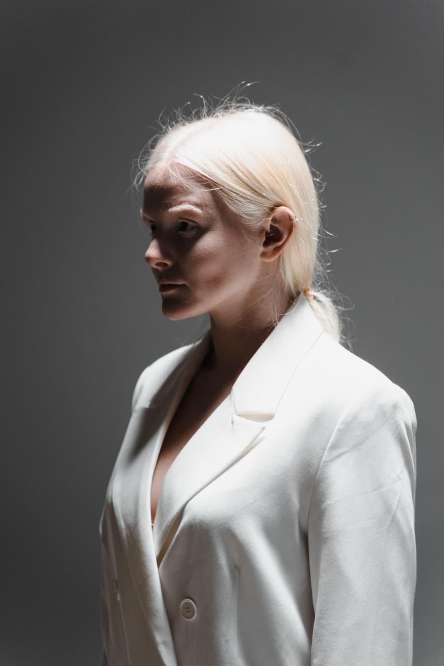 Woman with platinum blonde hair in a white blazer